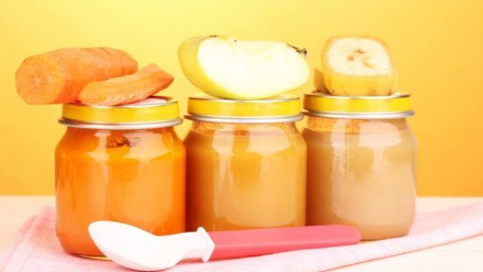 jars-of-baby-puree-with-spoon-on-napkin-on-yellow-background